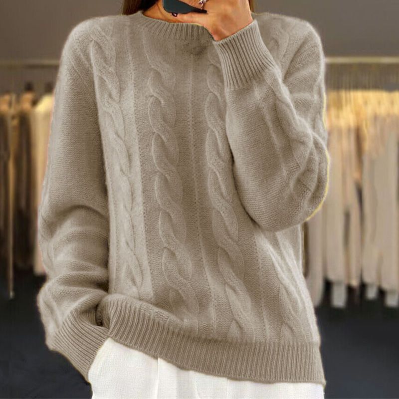 Eleganter Damen Strickpullover in Creme, wärmend, gestricktes Muster, ideal für Wintertage, kombiniert Stil und Komfort.