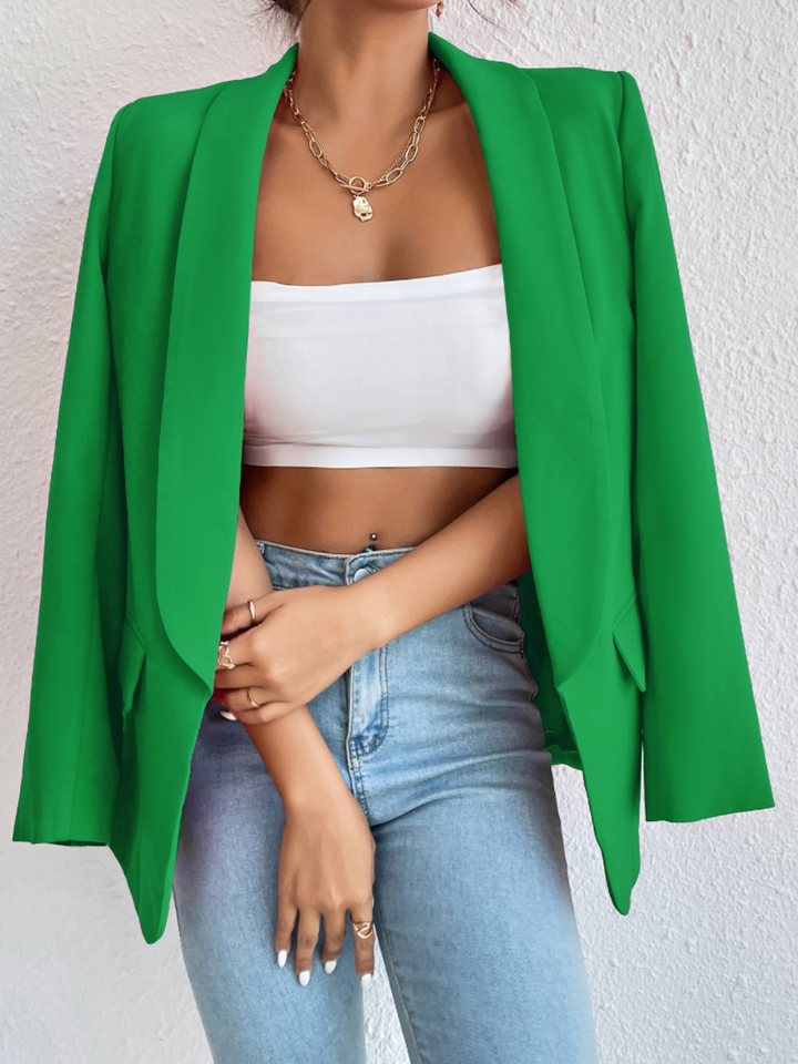 Eleganter Damenblazer in edlem Stoff, tailliert, für Büro und Freizeit, in Schwarz gehalten, vermittelt Stil und Komfort.