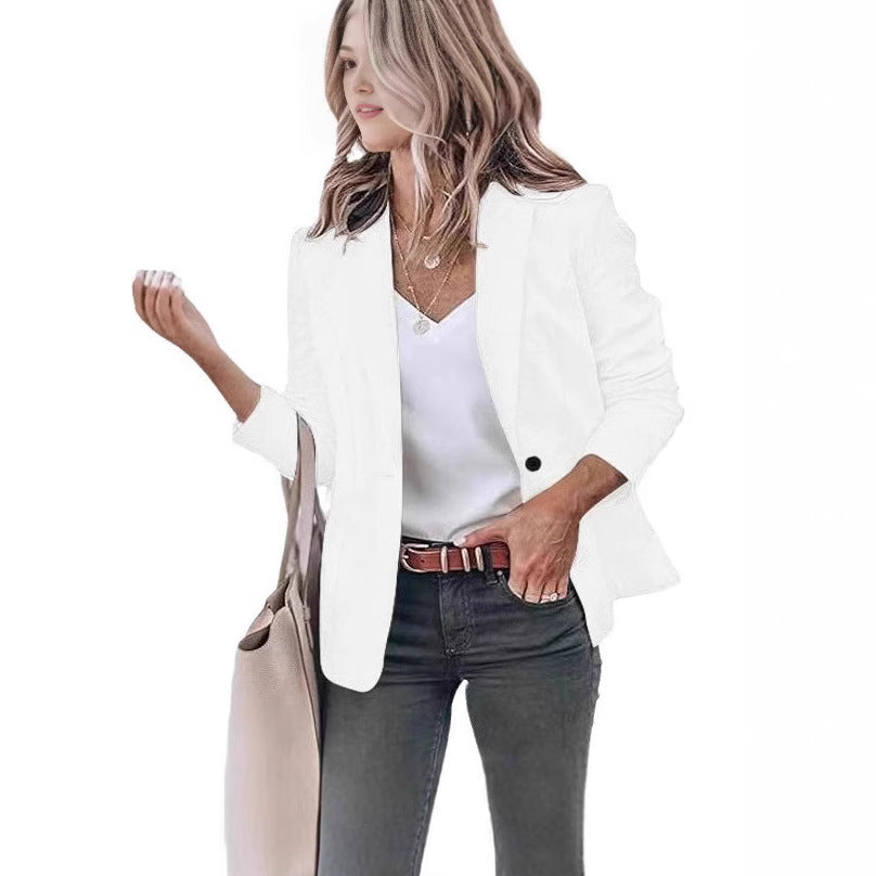 "Eleganter Damenblazer, schmaler Schnitt, schwarze Farbe, feine Knöpfe, perfekte Passform für Büro und festliche Anlässe"