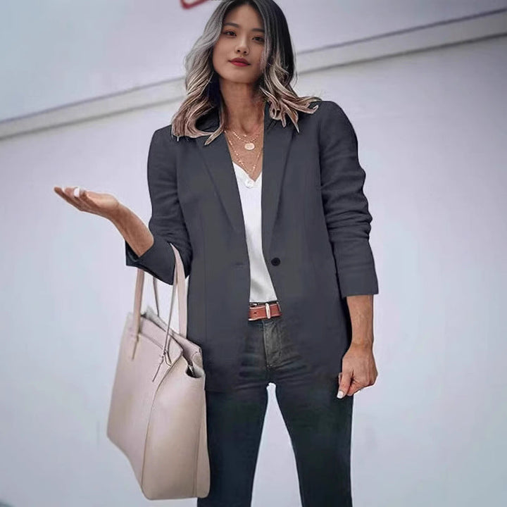 "Eleganter Damenblazer, schmaler Schnitt, schwarze Farbe, feine Knöpfe, perfekte Passform für Büro und festliche Anlässe"