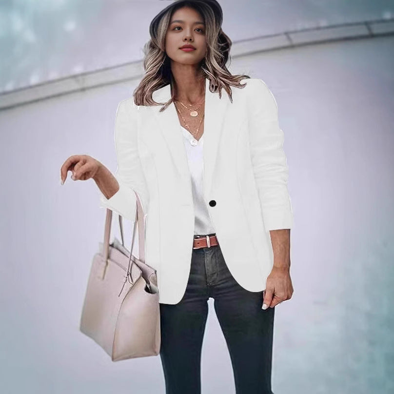 "Eleganter Damenblazer, schmaler Schnitt, schwarze Farbe, feine Knöpfe, perfekte Passform für Büro und festliche Anlässe"