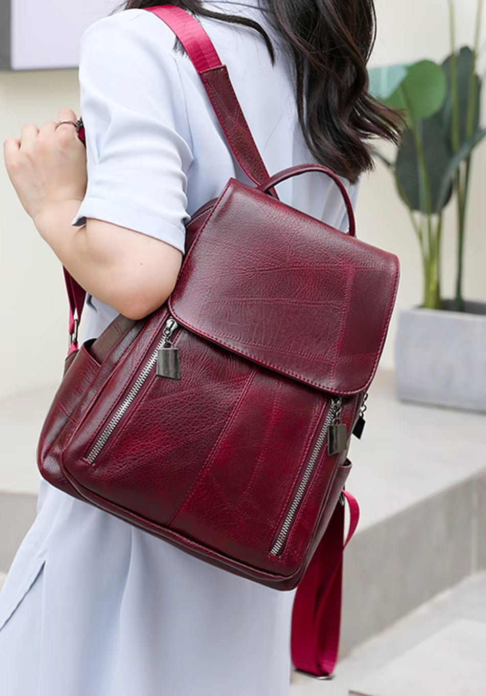 "Eleganter diebstahlsicherer Damen-Lederrucksack, Vorderansicht, stilvolles Design in Braun, Dunkelrot oder Schwarz."