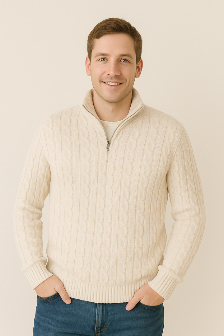 "Eleganter Herren-Kabelstrickpullover in Grau mit Halbreißverschluss, bietet Wärme und klassischen Stil für kalte Tage."