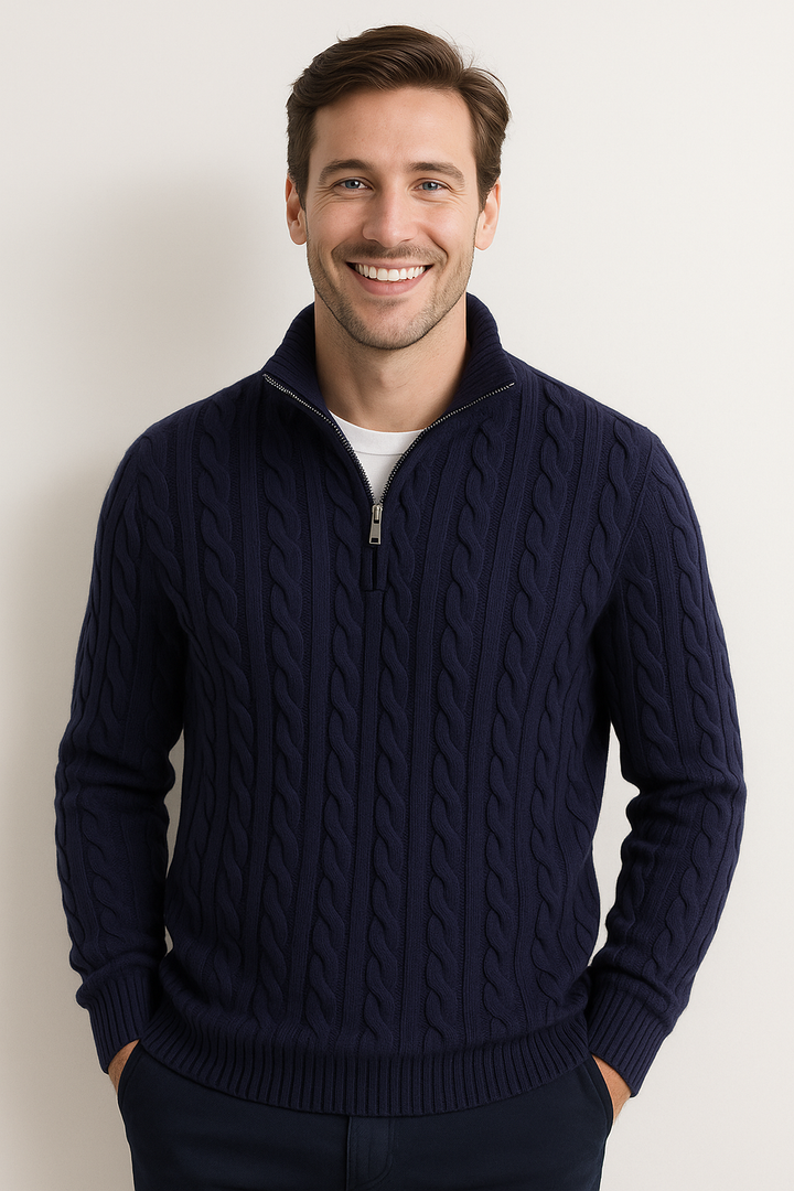 "Eleganter Herren-Kabelstrickpullover in Grau mit Halbreißverschluss, bietet Wärme und klassischen Stil für kalte Tage."