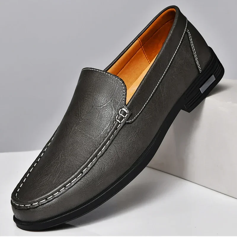 "Eleganter Herren Loafer aus echtem Leder, klassisches Design, luxuriös und stilvoll, ideal für jeden Anlass."