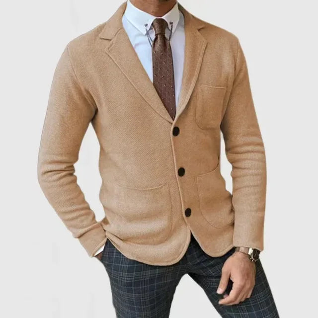 "Eleganter Herren Strickblazer in Slim Fit, luxuriös gestrickt, weiches Material, vielseitig tragbar, stilvolle Silhouette."