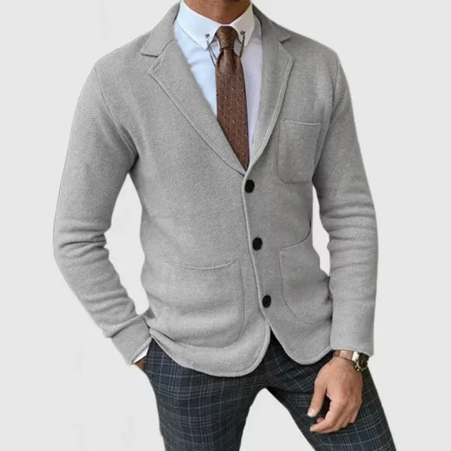 "Eleganter Herren Strickblazer in Slim Fit, luxuriös gestrickt, weiches Material, vielseitig tragbar, stilvolle Silhouette."