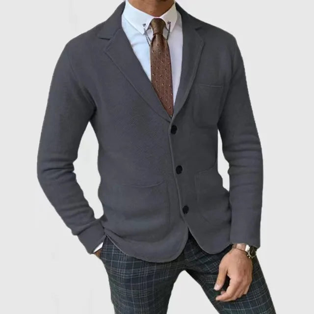 "Eleganter Herren Strickblazer in Slim Fit, luxuriös gestrickt, weiches Material, vielseitig tragbar, stilvolle Silhouette."