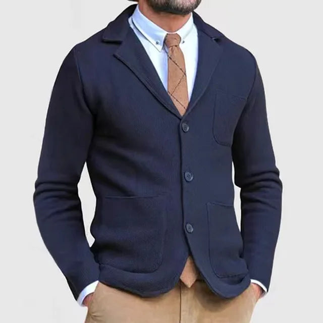 "Eleganter Herren Strickblazer in Slim Fit, luxuriös gestrickt, weiches Material, vielseitig tragbar, stilvolle Silhouette."