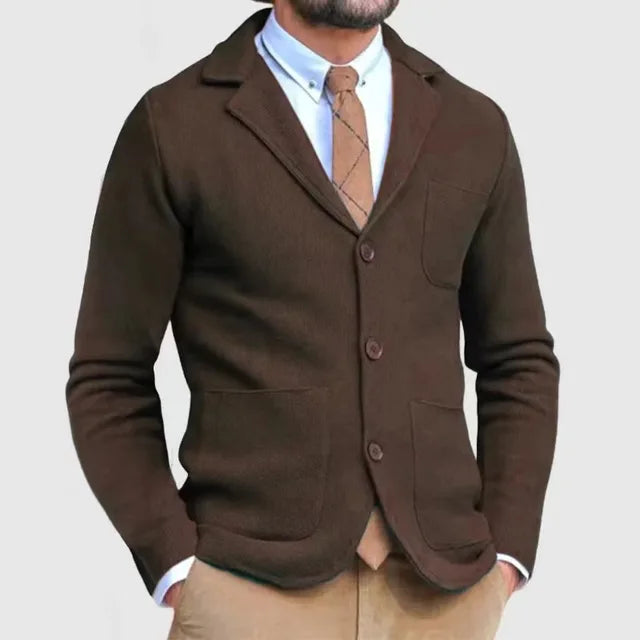 "Eleganter Herren Strickblazer in Slim Fit, luxuriös gestrickt, weiches Material, vielseitig tragbar, stilvolle Silhouette."