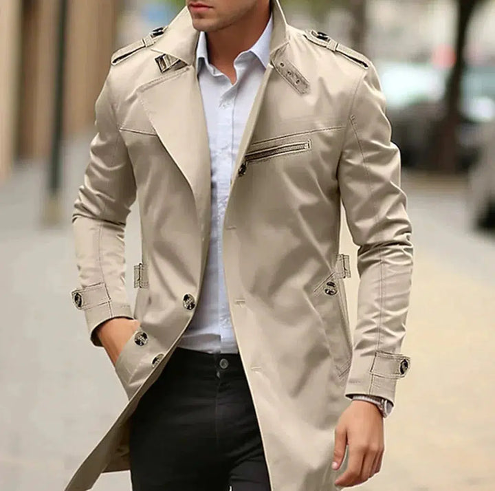 "Eleganter Herren-Trenchcoat in Beige, zeitloses Design, hochwertige Stoffe, perfekt für den Frühling und vielseitige Looks."