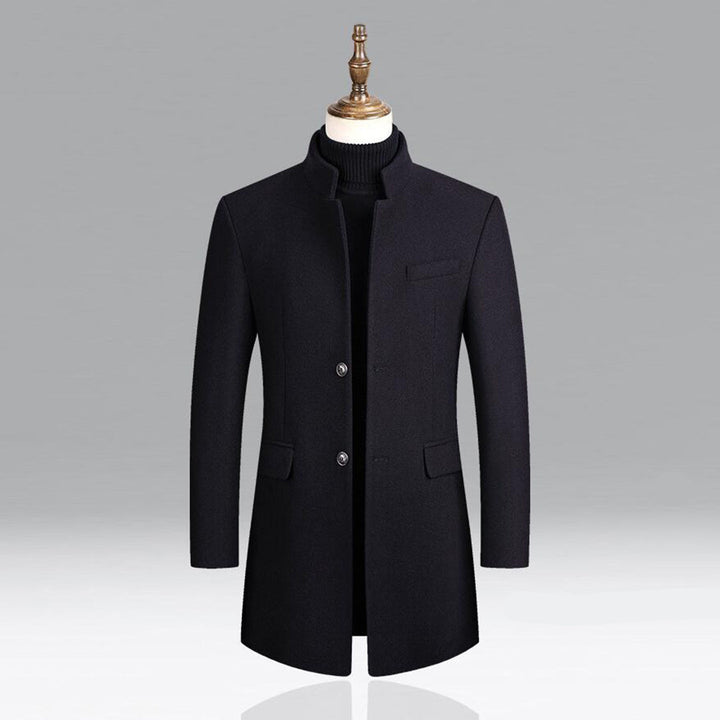 "Eleganter Herrenmantel in Rot, klassisch geschnitten, vielseitig einsetzbar, aus weichem, hochwertigem Material."