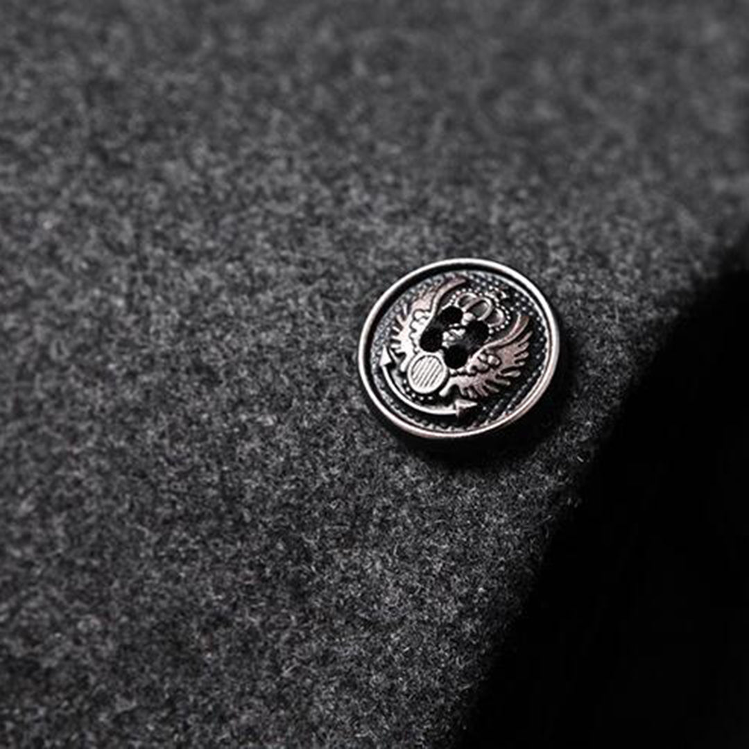 "Eleganter Herrenmantel in Rot, klassisch geschnitten, vielseitig einsetzbar, aus weichem, hochwertigem Material."