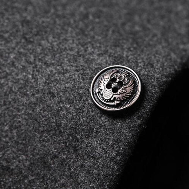 "Eleganter Herrenmantel in Rot, klassisch geschnitten, vielseitig einsetzbar, aus weichem, hochwertigem Material."