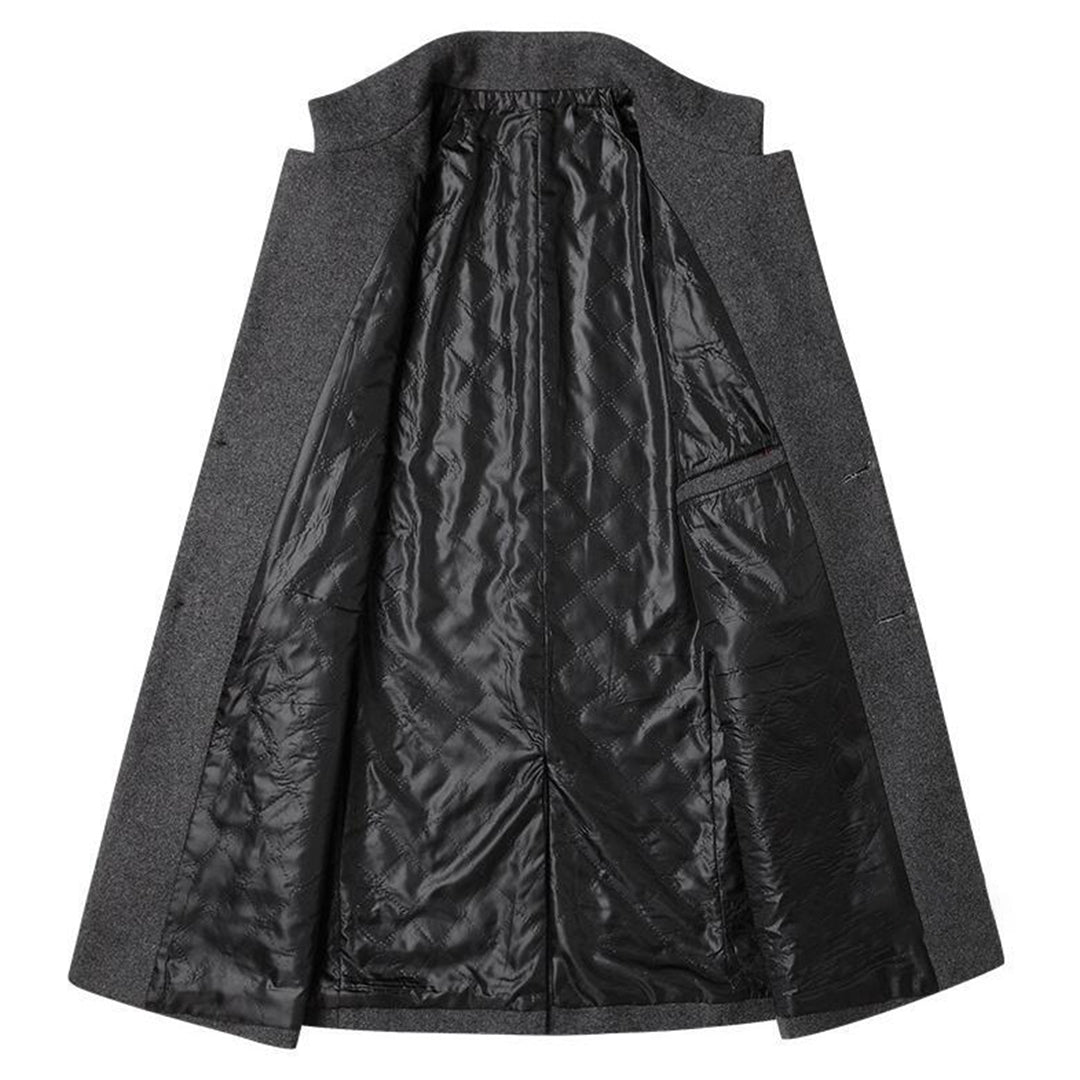 "Eleganter Herrenmantel in Rot, klassisch geschnitten, vielseitig einsetzbar, aus weichem, hochwertigem Material."