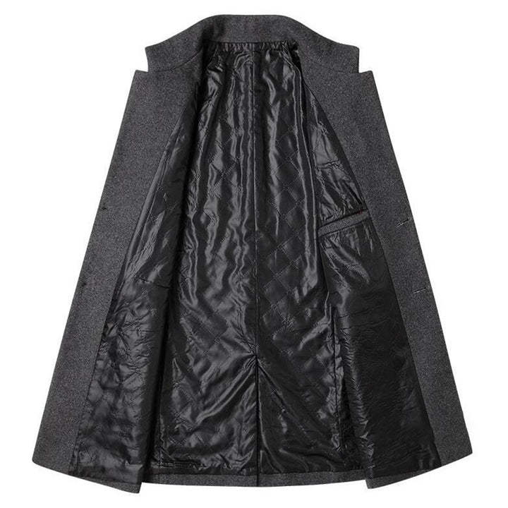 "Eleganter Herrenmantel in Rot, klassisch geschnitten, vielseitig einsetzbar, aus weichem, hochwertigem Material."