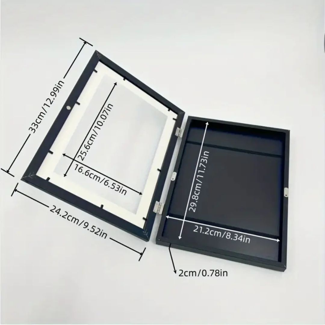 "Eleganter Kinderkunst-Bilderrahmen für bis zu 150 Zeichnungen, ideal zur stilvollen Präsentation im Kinderzimmer."