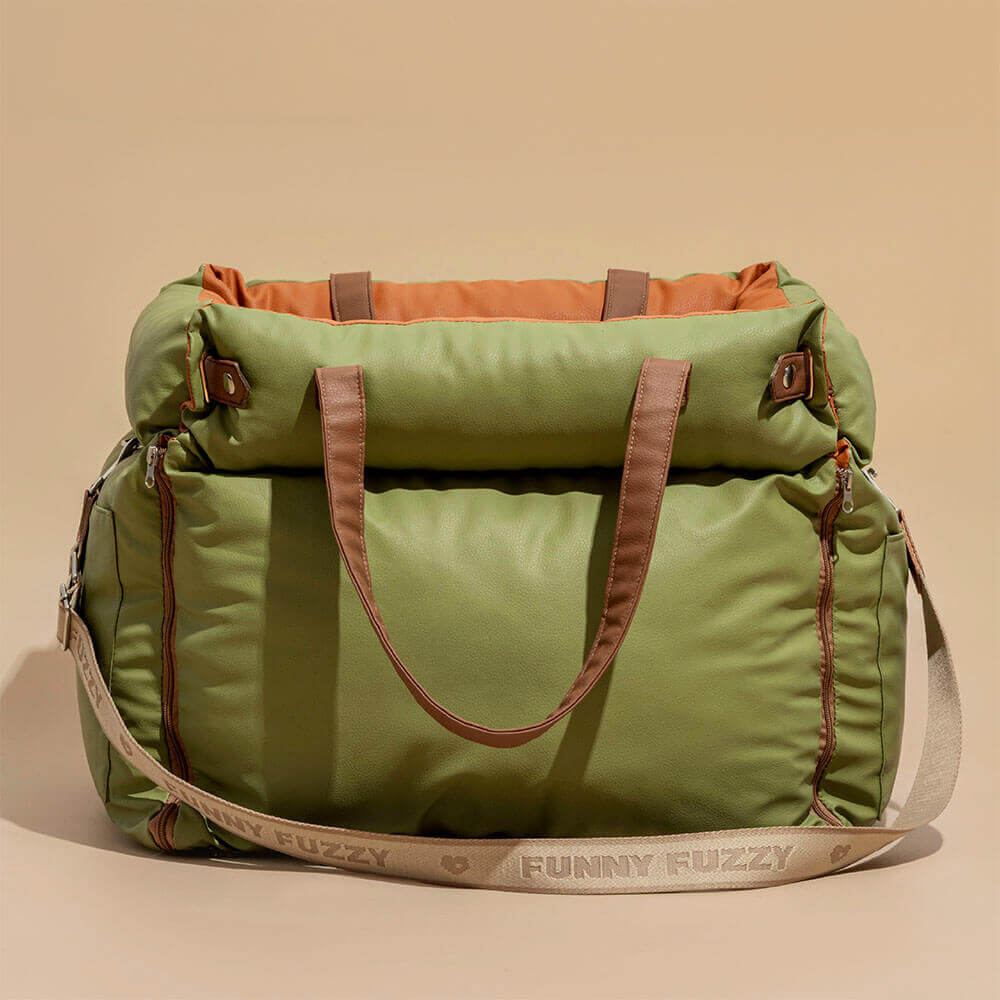 Eleganter Kunstleder-Hundeautositz in Schwarz, komfortabel mit Sicherheitsleinen und Polsterung, stilvoll für Reisen.