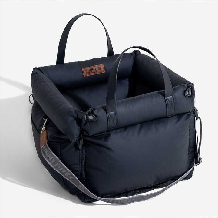 Eleganter Kunstleder-Hundeautositz in Schwarz, komfortabel mit Sicherheitsleinen und Polsterung, stilvoll für Reisen.