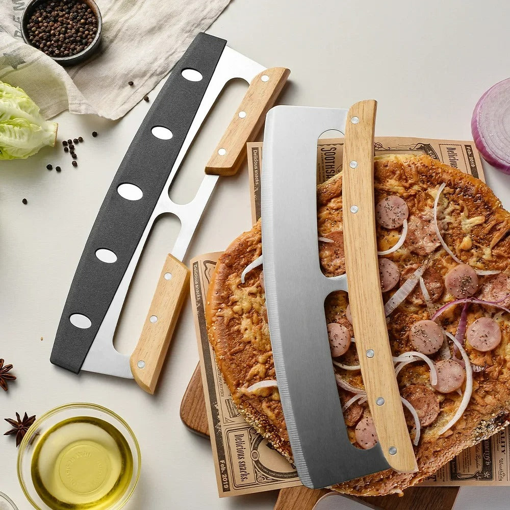 "Eleganter Pizzaschneider mit 35 cm gebogener Edelstahlklinge und ergonomischem Holzgriff, perfekt für präzise Schnitte."
