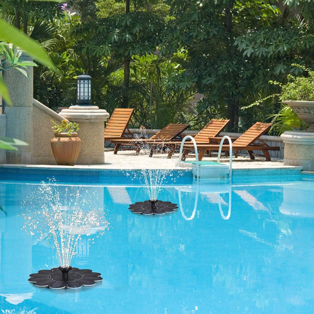 "Eleganter solarbetriebener Gartenbrunnen mit Blumen-Design, umweltfreundliche sprudelnde Wasserfontäne für Außenbereiche."