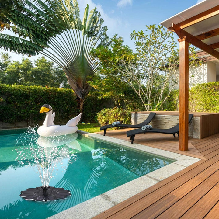 "Eleganter solarbetriebener Gartenbrunnen mit Blumen-Design, umweltfreundliche sprudelnde Wasserfontäne für Außenbereiche."