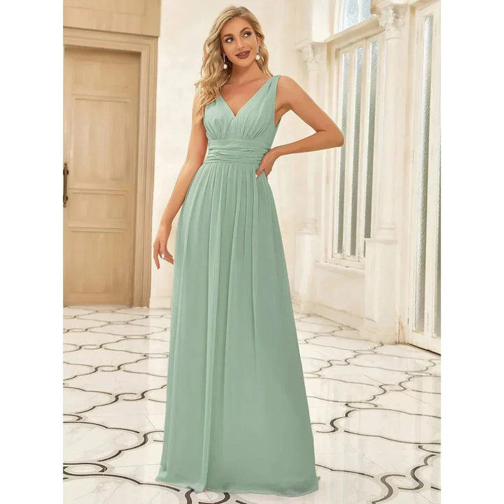 Elegantes ärmelloses Damen-Maxi-Kleid mit fließendem Stoff und V-Ausschnitt, ideal für Sommer & festliche Anlässe.