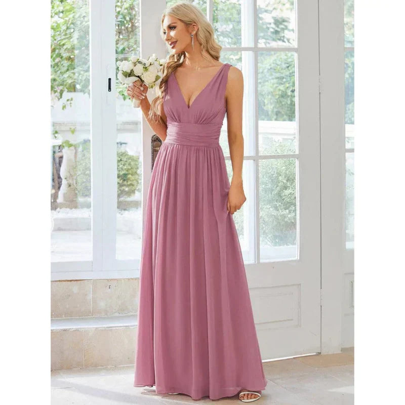 Elegantes ärmelloses Damen-Maxi-Kleid mit fließendem Stoff und V-Ausschnitt, ideal für Sommer & festliche Anlässe.