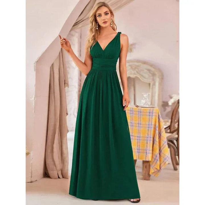 Elegantes ärmelloses Damen-Maxi-Kleid mit fließendem Stoff und V-Ausschnitt, ideal für Sommer & festliche Anlässe.