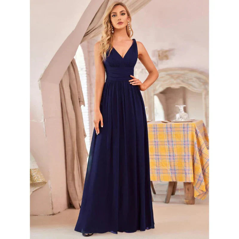 Elegantes ärmelloses Damen-Maxi-Kleid mit fließendem Stoff und V-Ausschnitt, ideal für Sommer & festliche Anlässe.
