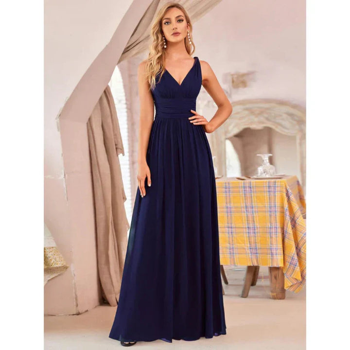 Elegantes ärmelloses Damen-Maxi-Kleid mit fließendem Stoff und V-Ausschnitt, ideal für Sommer & festliche Anlässe.
