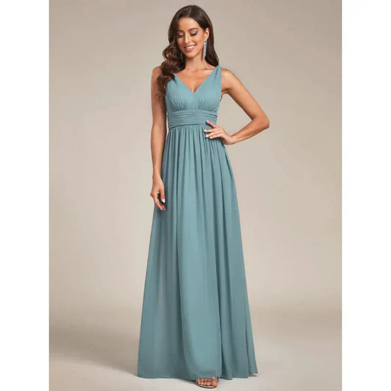 Elegantes ärmelloses Damen-Maxi-Kleid mit fließendem Stoff und V-Ausschnitt, ideal für Sommer & festliche Anlässe.