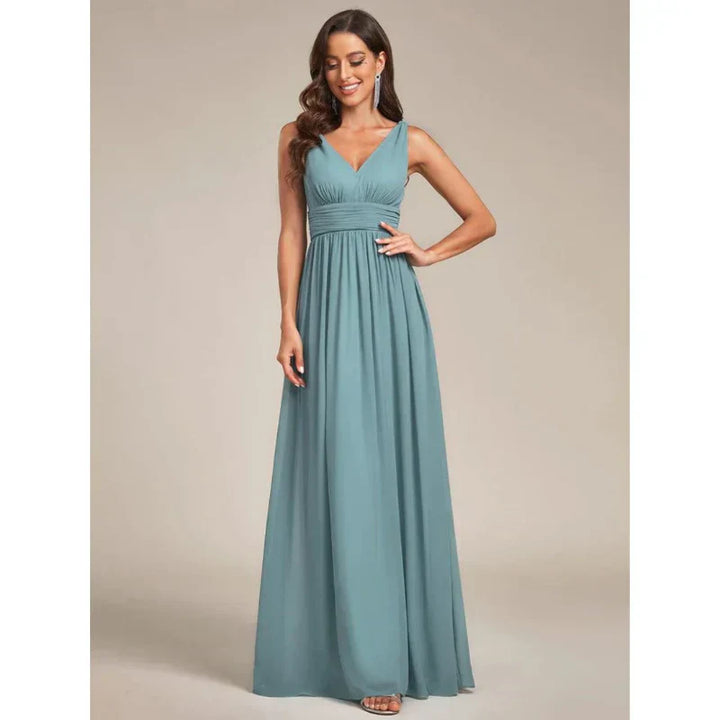 Elegantes ärmelloses Damen-Maxi-Kleid mit fließendem Stoff und V-Ausschnitt, ideal für Sommer & festliche Anlässe.