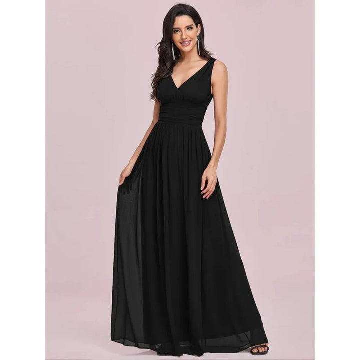 Elegantes ärmelloses Damen-Maxi-Kleid mit fließendem Stoff und V-Ausschnitt, ideal für Sommer & festliche Anlässe.