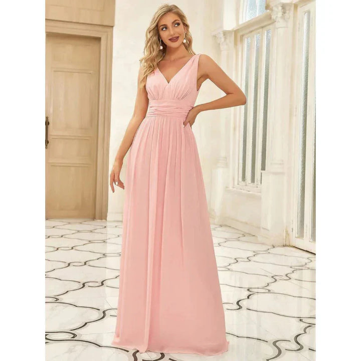 Elegantes ärmelloses Damen-Maxi-Kleid mit fließendem Stoff und V-Ausschnitt, ideal für Sommer & festliche Anlässe.