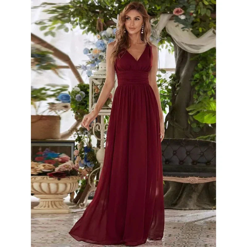 Elegantes ärmelloses Damen-Maxi-Kleid mit fließendem Stoff und V-Ausschnitt, ideal für Sommer & festliche Anlässe.