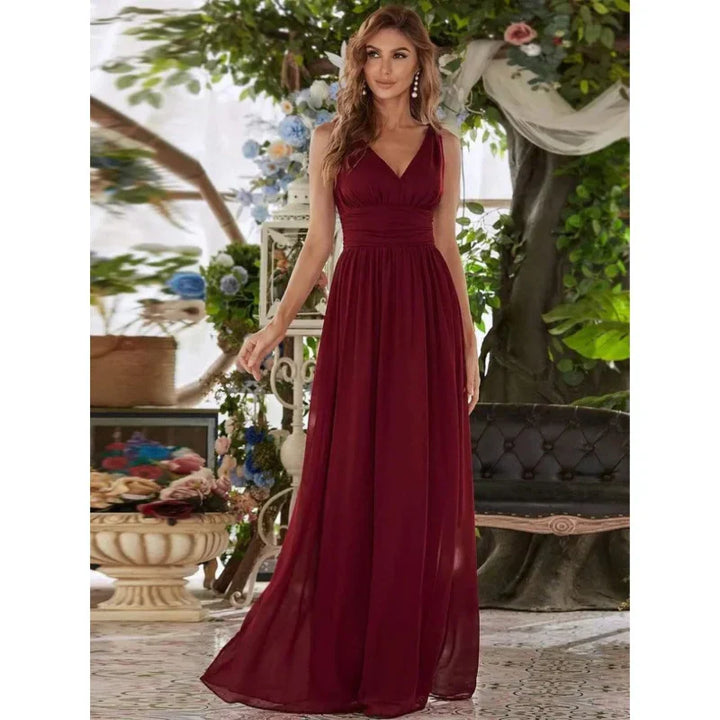 Elegantes ärmelloses Damen-Maxi-Kleid mit fließendem Stoff und V-Ausschnitt, ideal für Sommer & festliche Anlässe.