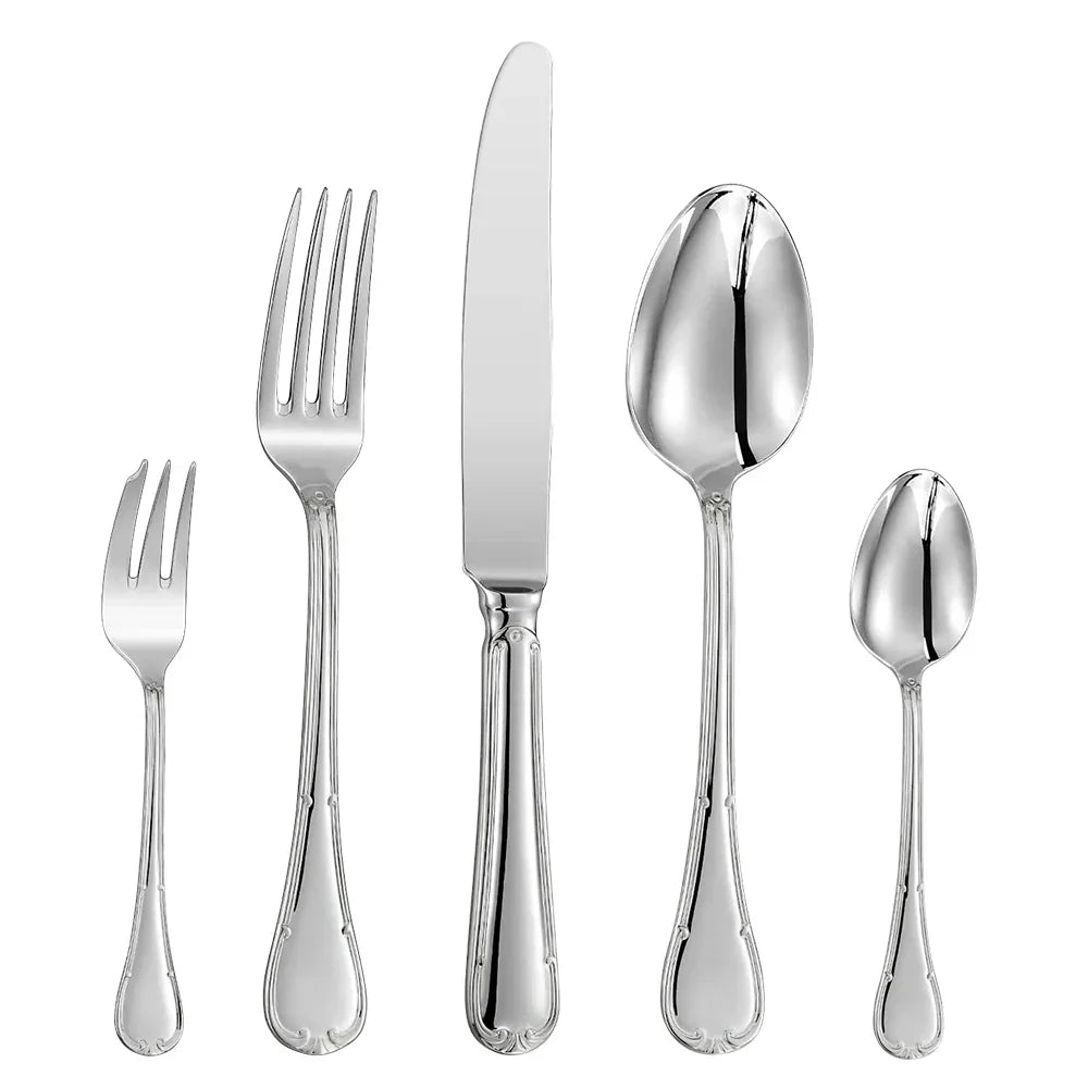 "Elegantes Besteckset aus Edelstahl mit glattem Design, abgerundeten Griffen. Perfekt für stilvolles Essen und Dekoration."