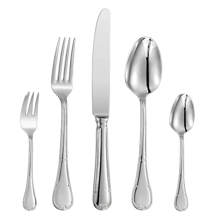 "Elegantes Besteckset aus Edelstahl mit glattem Design, abgerundeten Griffen. Perfekt für stilvolles Essen und Dekoration."