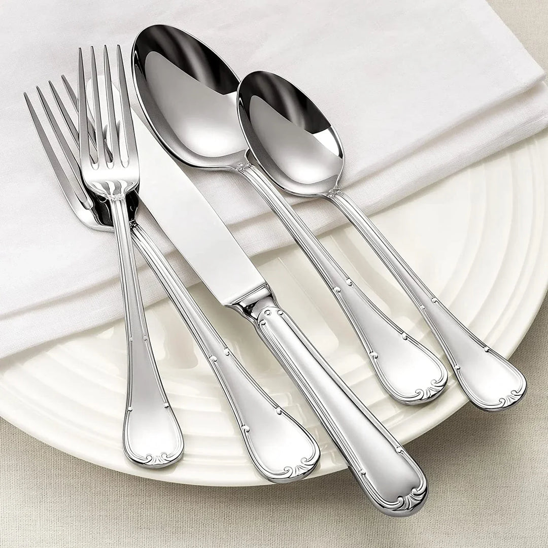 "Elegantes Besteckset aus Edelstahl mit glattem Design, abgerundeten Griffen. Perfekt für stilvolles Essen und Dekoration."
