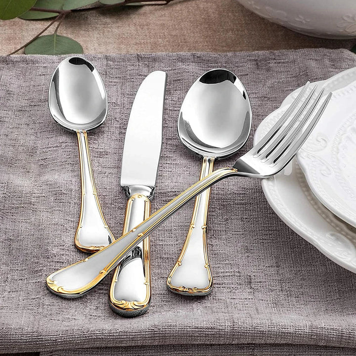 "Elegantes Besteckset aus Edelstahl mit glattem Design, abgerundeten Griffen. Perfekt für stilvolles Essen und Dekoration."