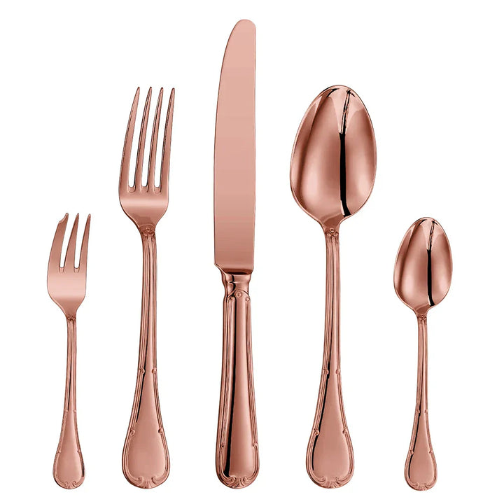 "Elegantes Besteckset aus Edelstahl mit glattem Design, abgerundeten Griffen. Perfekt für stilvolles Essen und Dekoration."