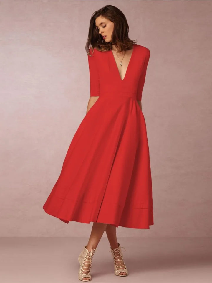Elegantes Damen-Abendkleid in Midi-Länge mit klassischer Silhouette aus luxuriösem Stoff, ideal für festliche Anlässe.