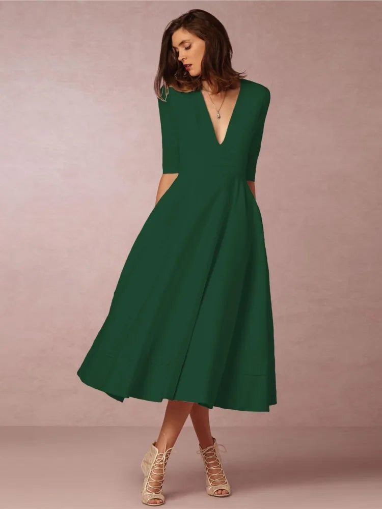 Elegantes Damen-Abendkleid in Midi-Länge mit klassischer Silhouette aus luxuriösem Stoff, ideal für festliche Anlässe.