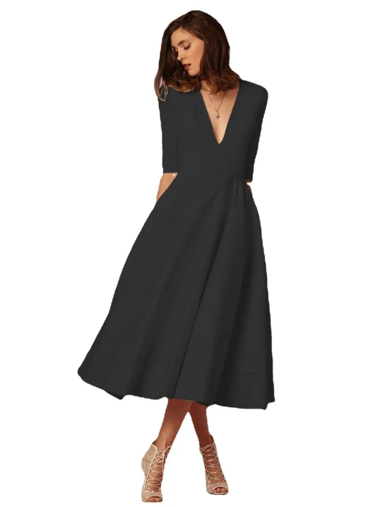 Elegantes Damen-Abendkleid in Midi-Länge mit klassischer Silhouette aus luxuriösem Stoff, ideal für festliche Anlässe.