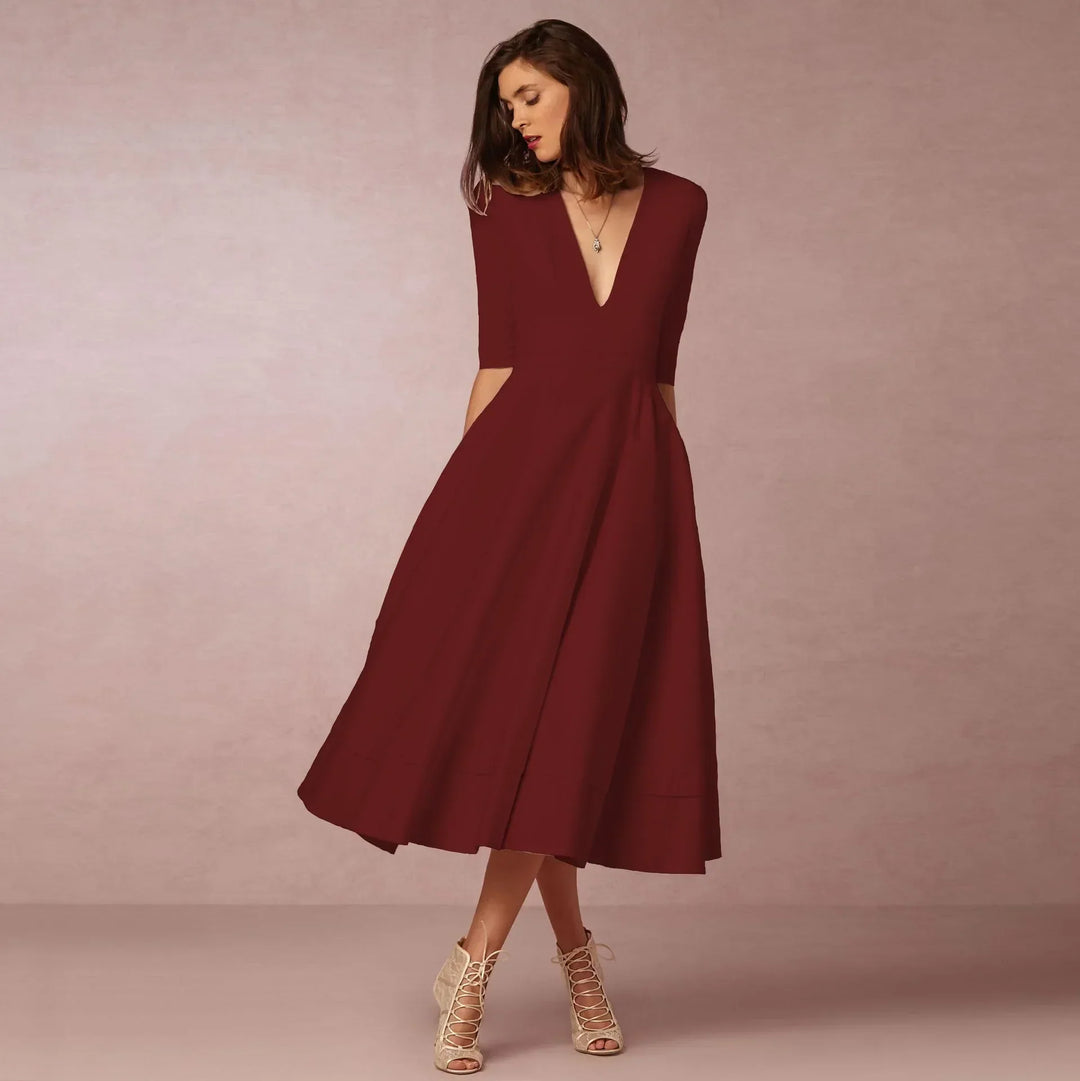 Elegantes Damen-Abendkleid in Midi-Länge mit klassischer Silhouette aus luxuriösem Stoff, ideal für festliche Anlässe.