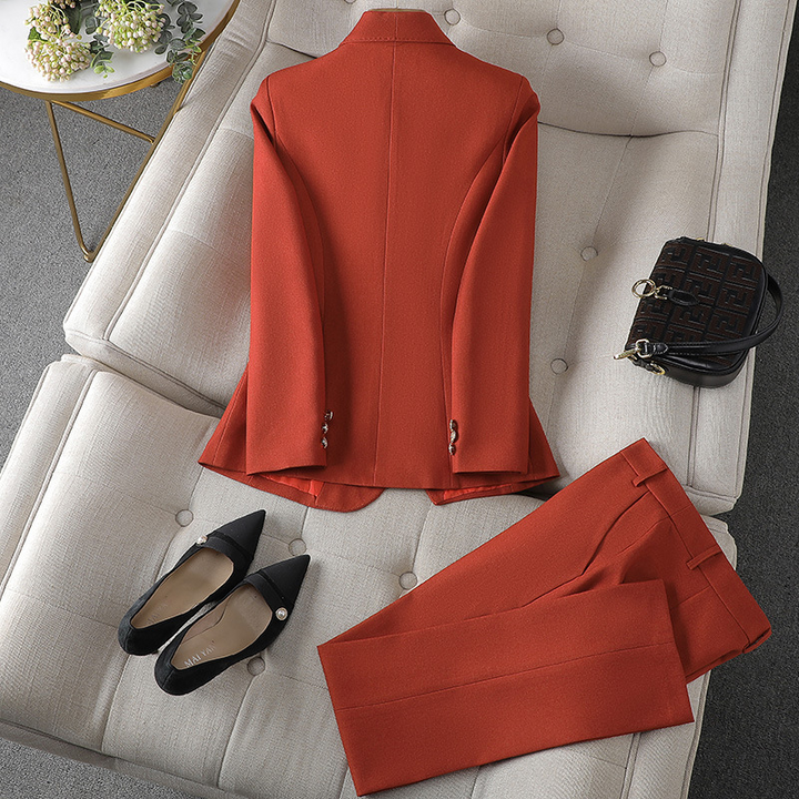 Elegantes Damen Blazer & Hosen Set in Schwarz, Burgunderrot oder Goldorange mit perfektem Schnitt und stilvollem Design.