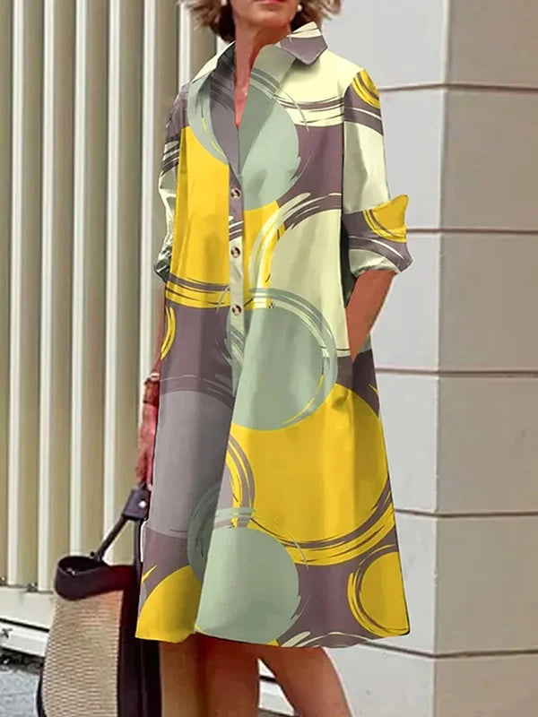 Elegantes Damen Cocktailkleid aus Seide in modernem Schnitt, fließender Stoff, ideal für festliche Anlässe.