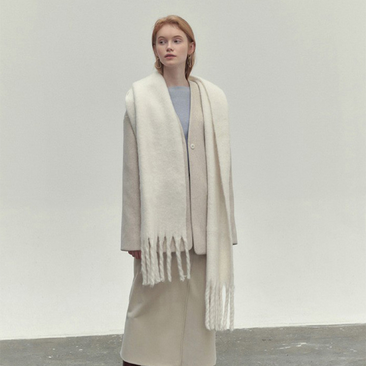 Elegantes Damen Halstuch mit Quasten aus weichem Stoff, vielseitig und wärmend, in Braun-Grau-Schwarz-Weiß erhältlich.