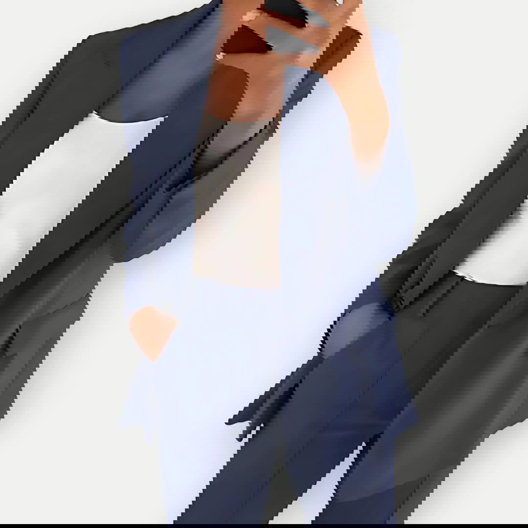 Elegantes Damen Hosenanzug Set mit Blazer und Hose, zeitloser Business-Chic, feminin geschnitten mit klaren Linien, schwarz.